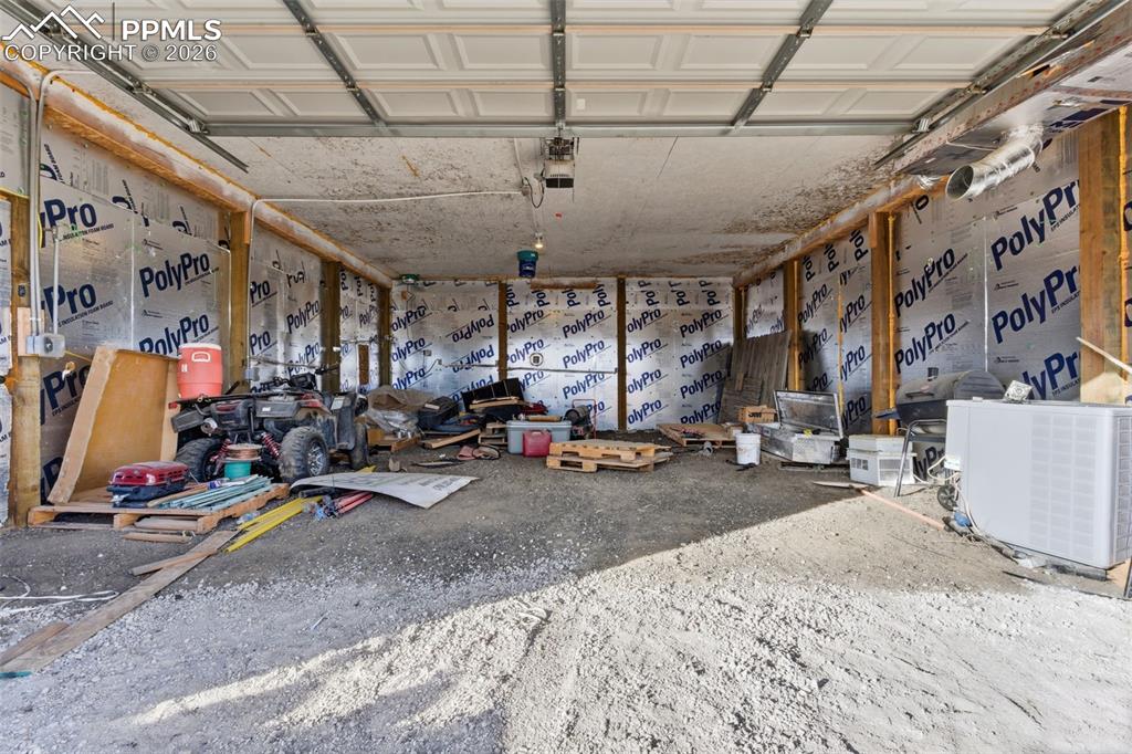 Image 9 of 27: Garage