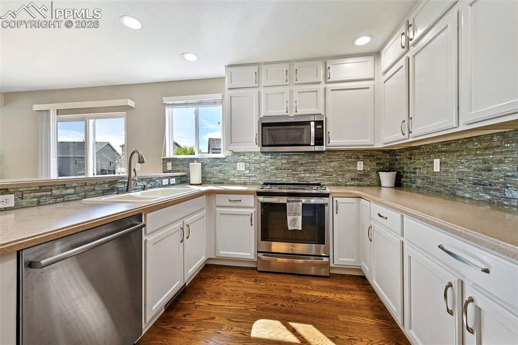 Image 10 of 46: Contemporary kitchen with designer backsplash