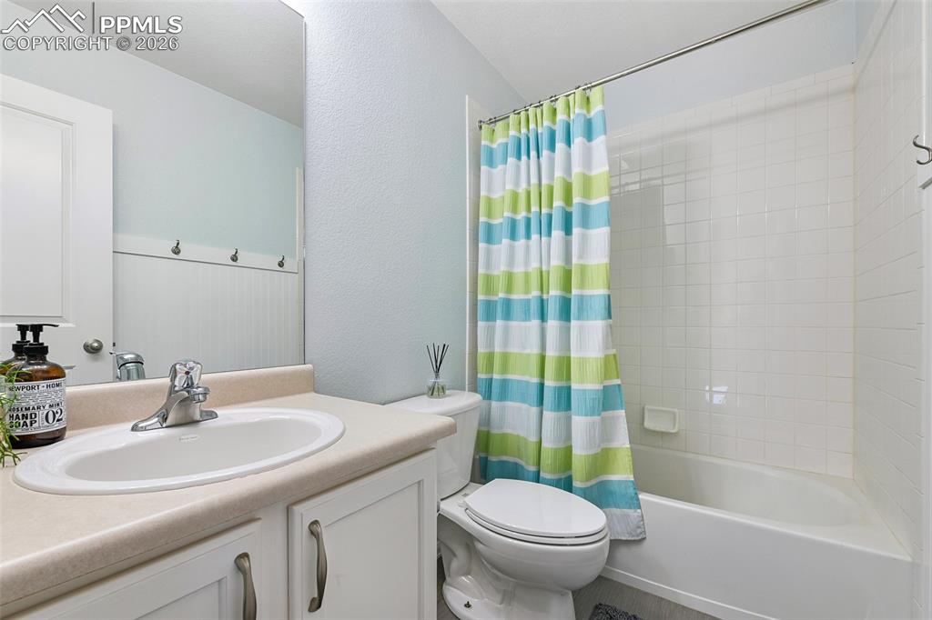 Image 22 of 46: Full upstairs bathroom