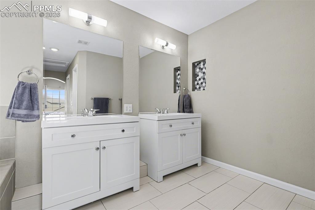 Image 13 of 32: Bathroom