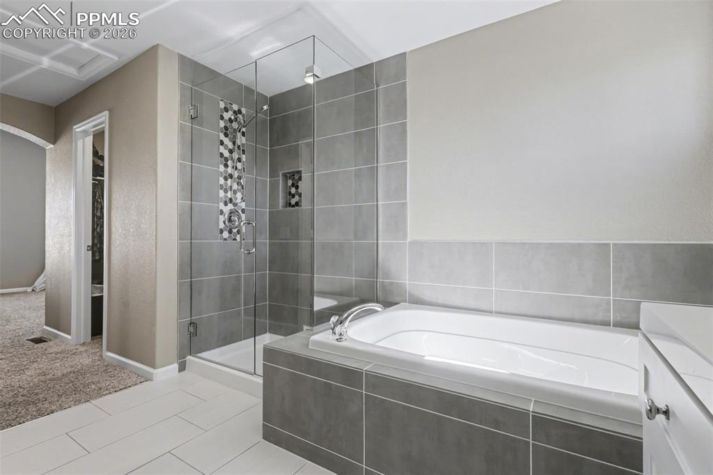 Image 14 of 32: Bathroom