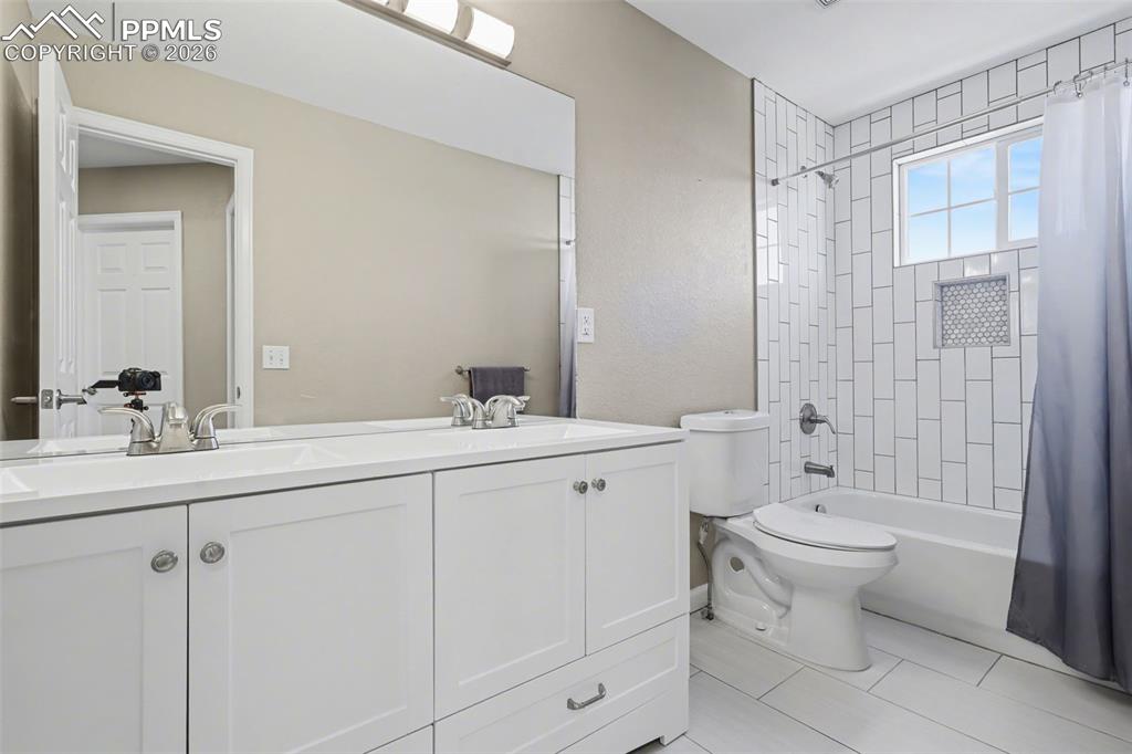 Image 19 of 32: Bathroom