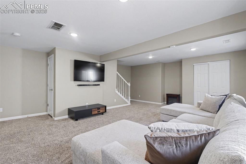 Image 22 of 32: Living Room