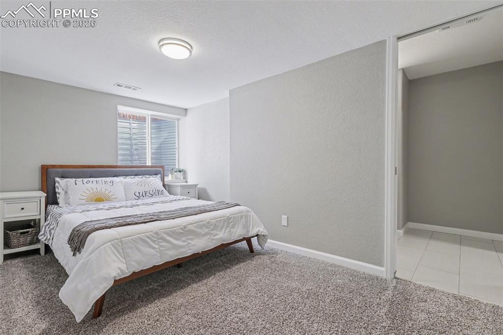 Image 23 of 32: Bedroom