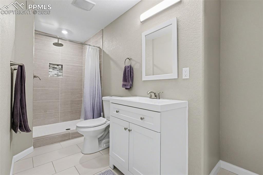 Image 25 of 32: Bathroom