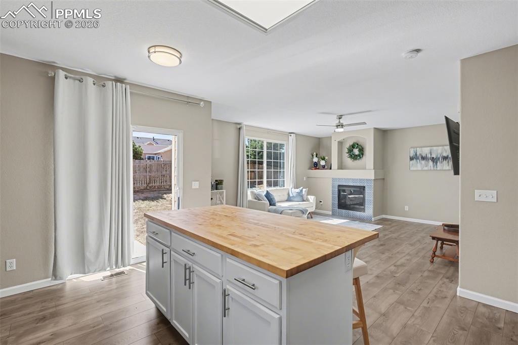 Image 7 of 32: Kitchen