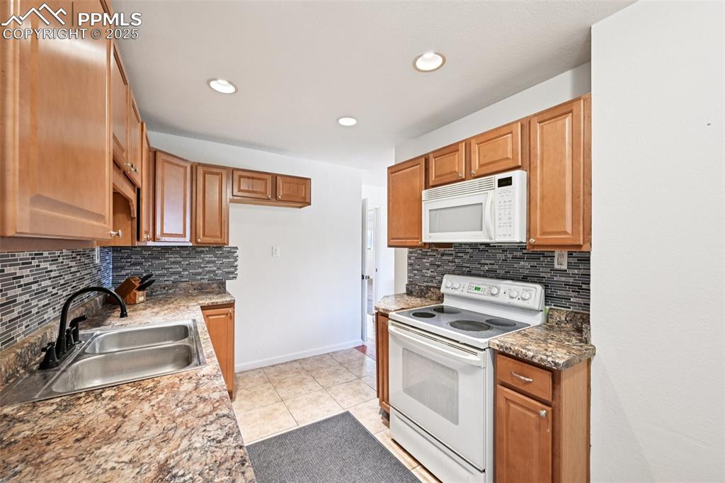 Image 10 of 33: Kitchen