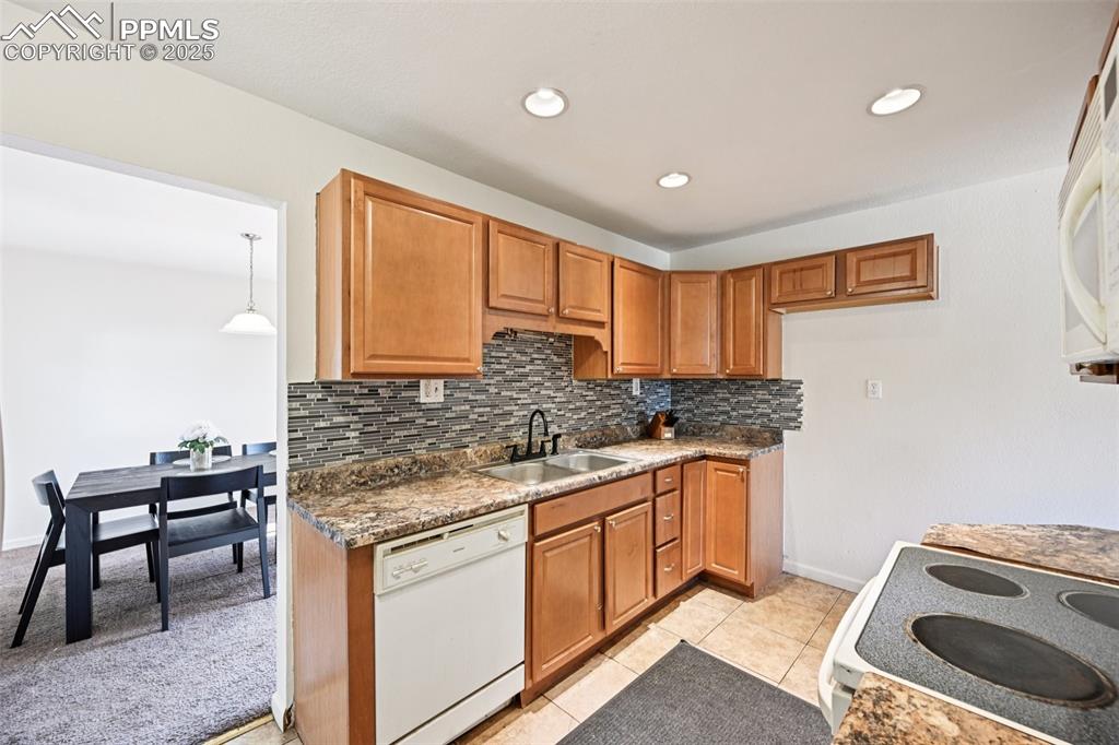 Image 11 of 33: Kitchen