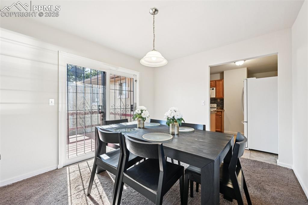 Image 12 of 33: Dining Area