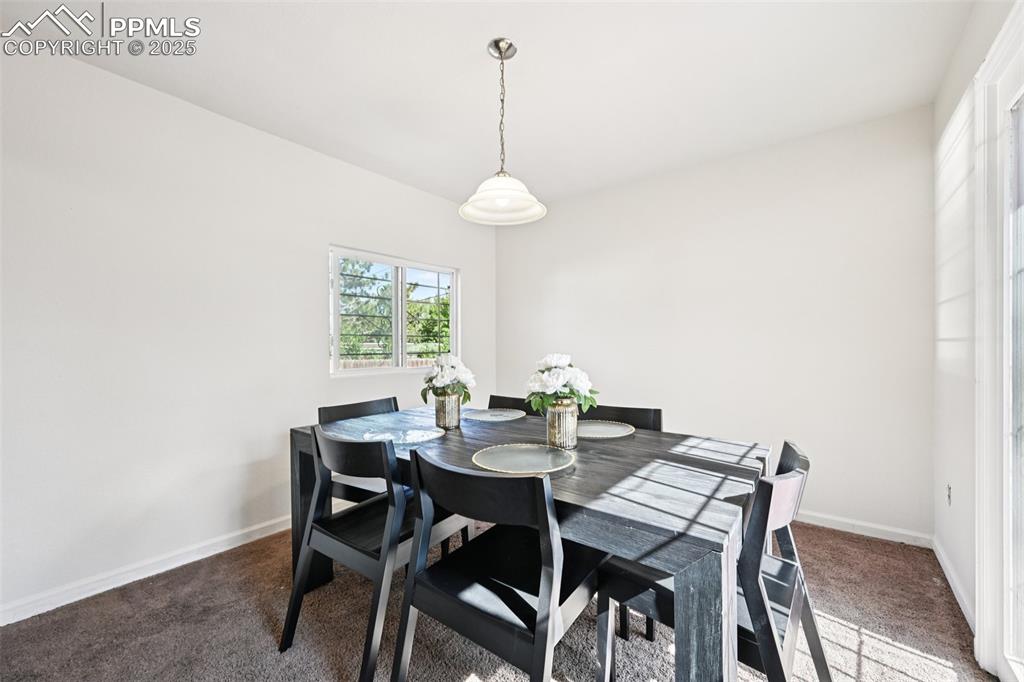 Image 14 of 33: Dining Area