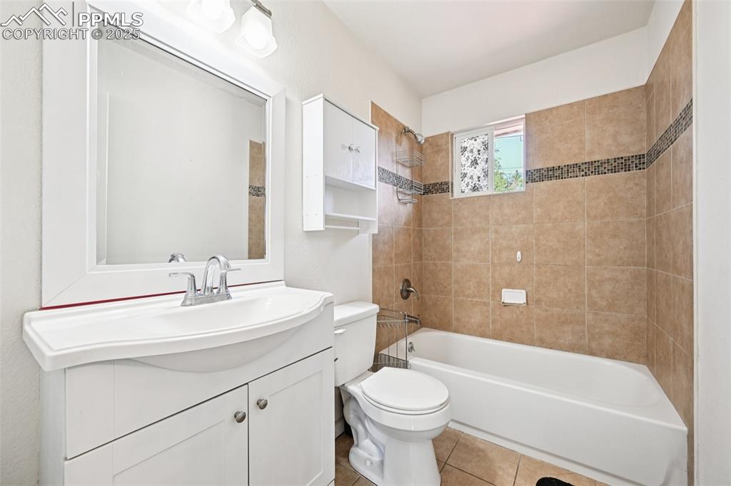 Image 22 of 33: Hall bath