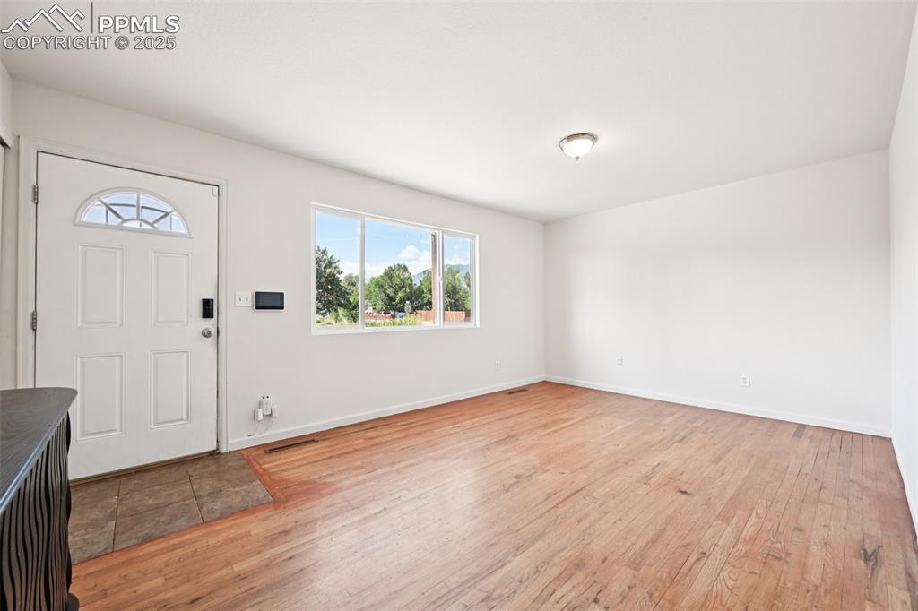 Image 6 of 33: Entry