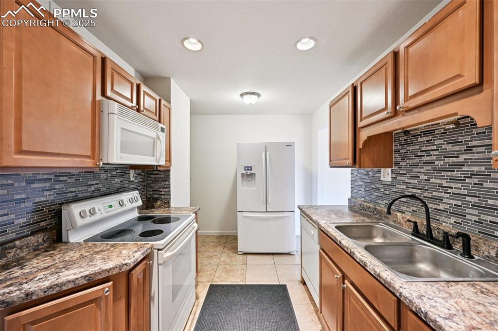 Image 7 of 33: Kitchen