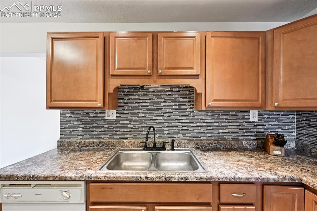 Image 8 of 33: Kitchen