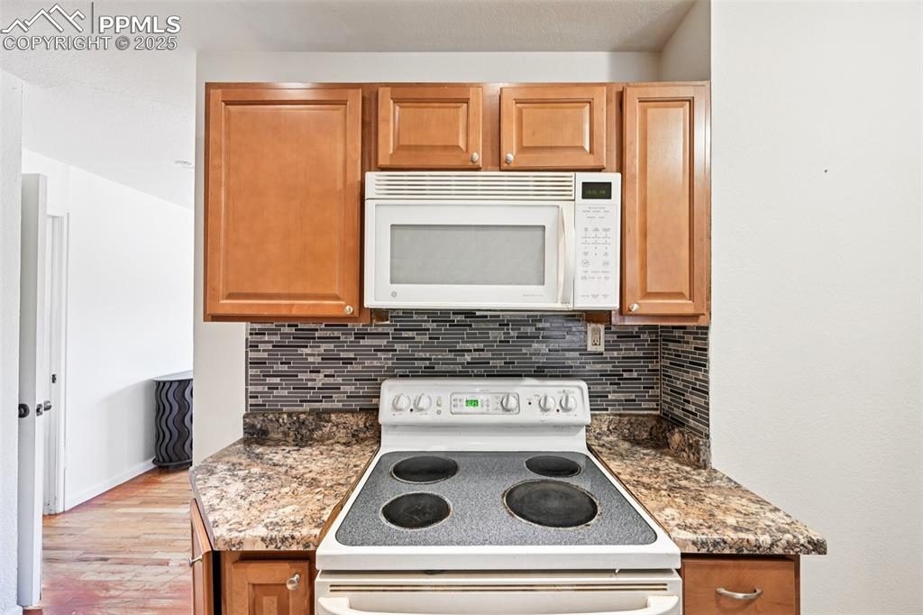 Image 9 of 33: Kitchen