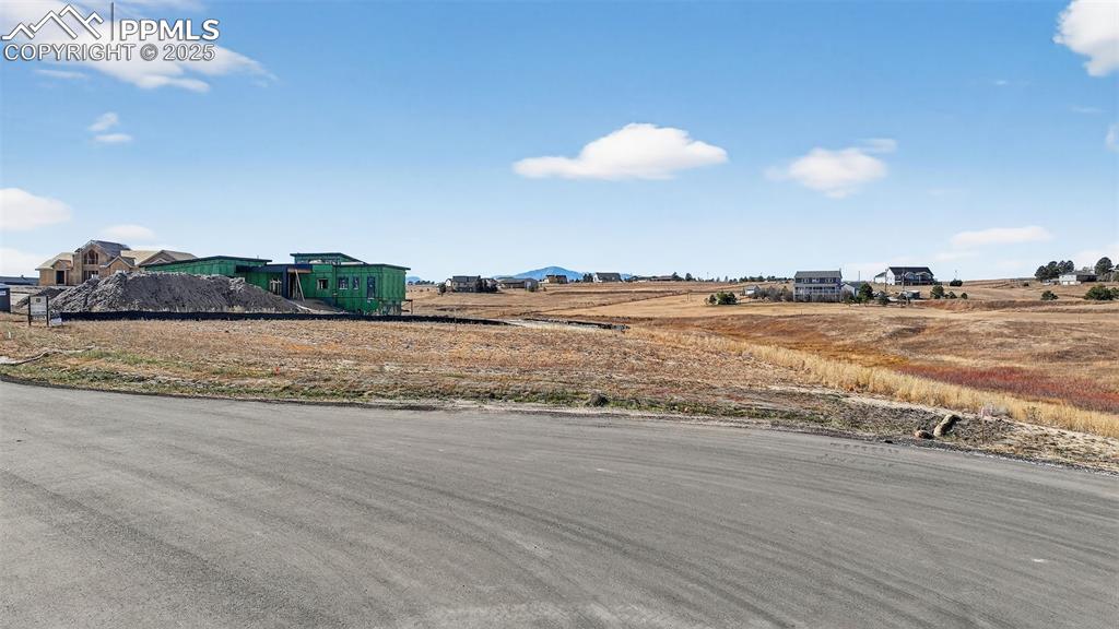 Image 10 of 12: Yard