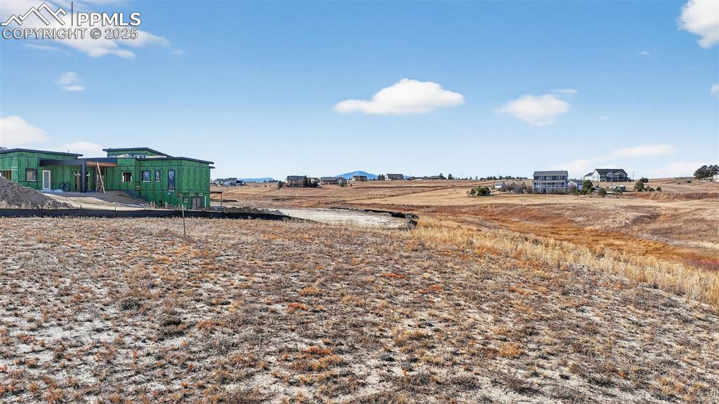 Image 11 of 12: Yard