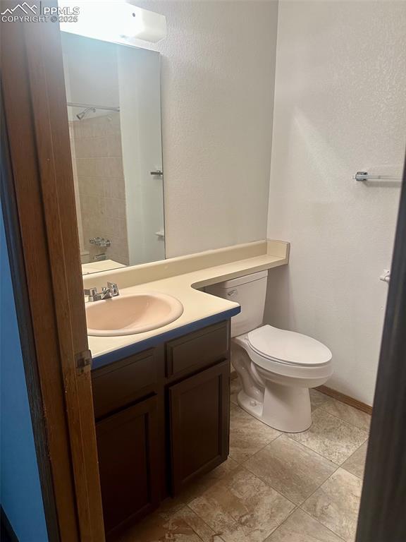 Image 23 of 39: Full bath on upper level.