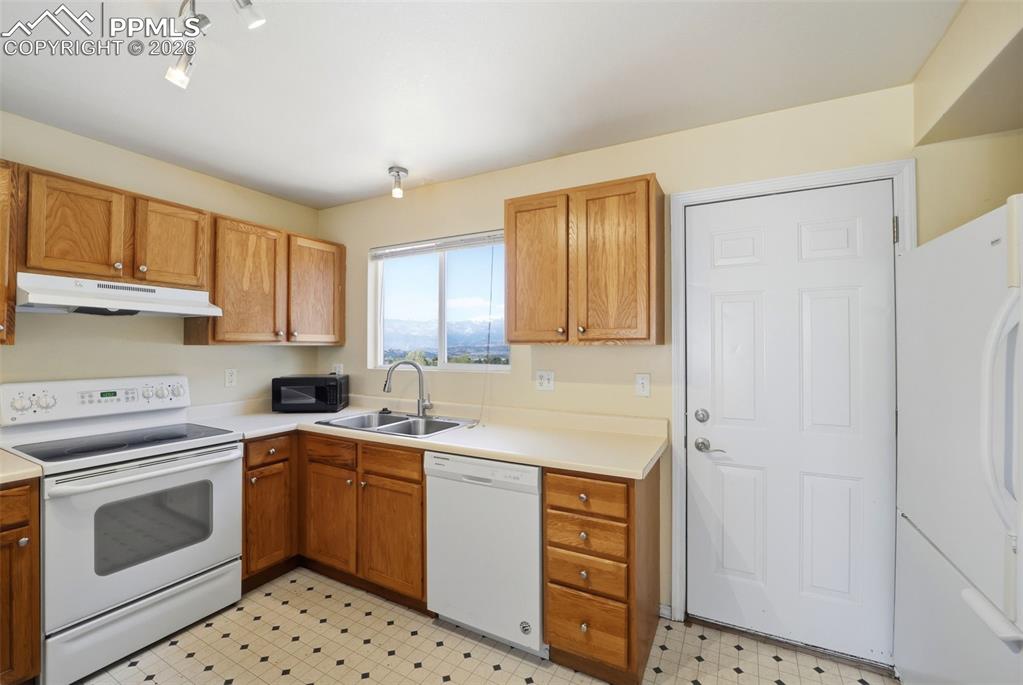 Image 10 of 29: Kitchen