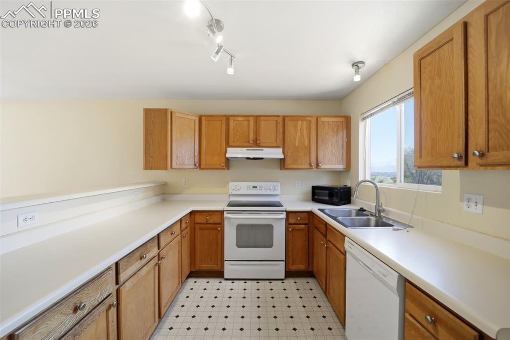 Image 11 of 29: Kitchen