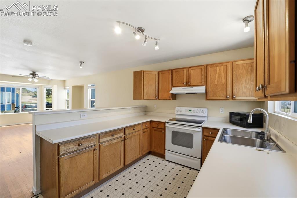 Image 9 of 29: Kitchen