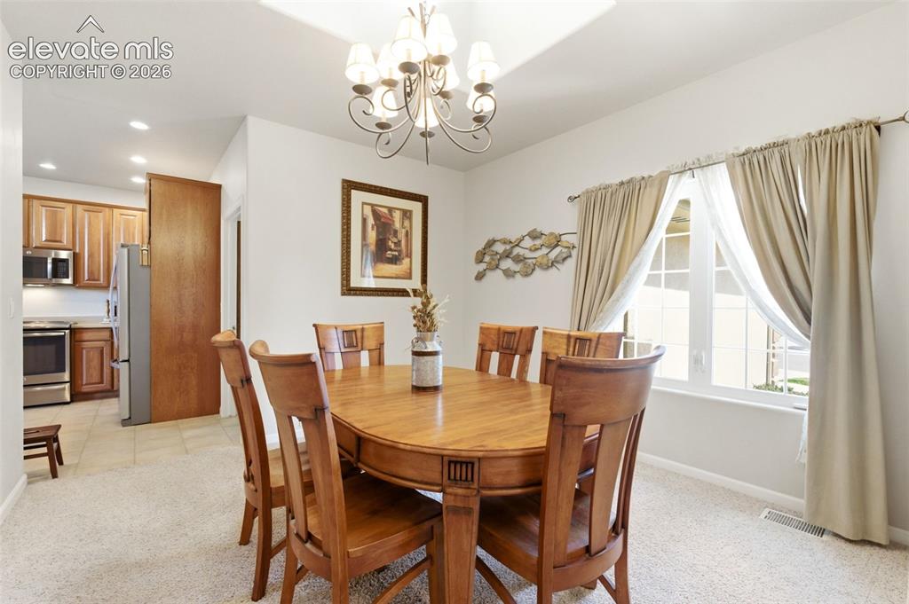 Image 14 of 50: Dining Area