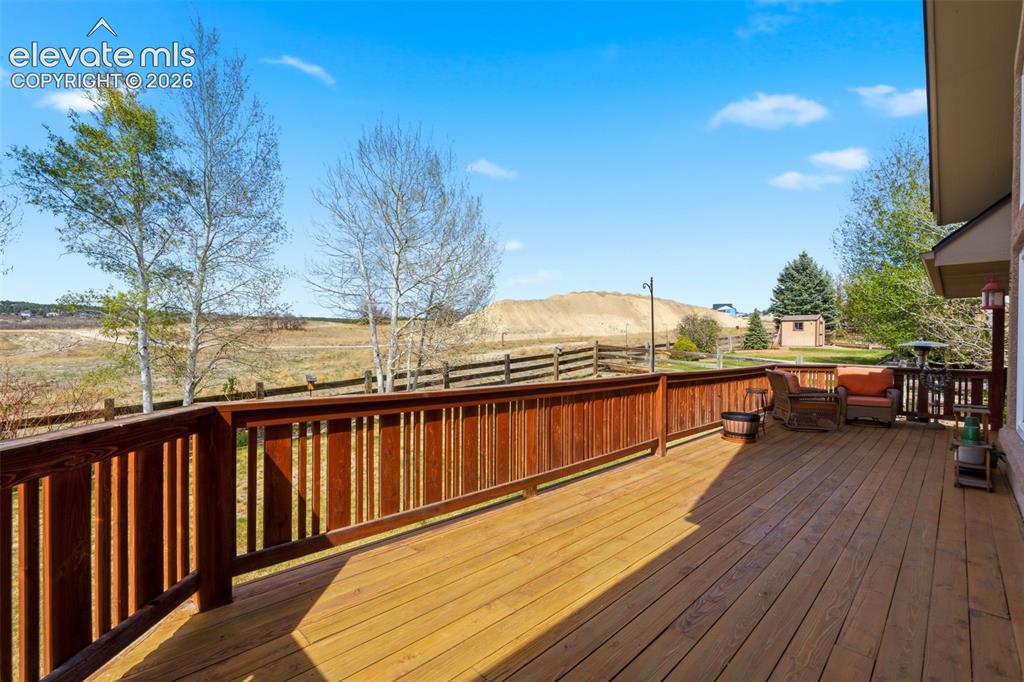 Image 40 of 50: Deck