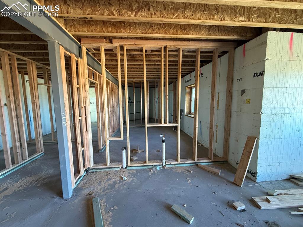 Image 16 of 24: Wet bar