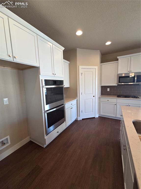 Image 27 of 29: Kitchen