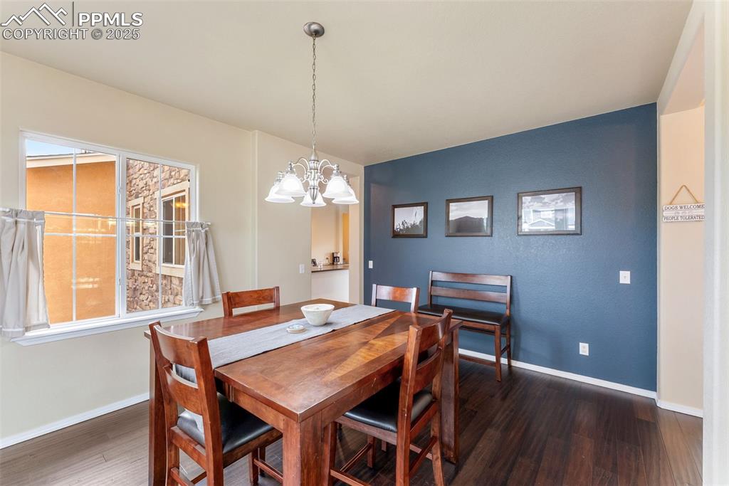 Image 10 of 50: Dining Area