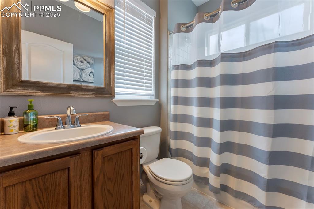Image 16 of 50: Bathroom