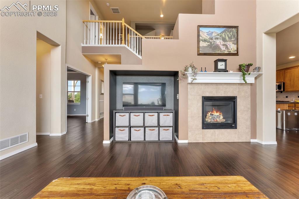 Image 8 of 50: Living Room
