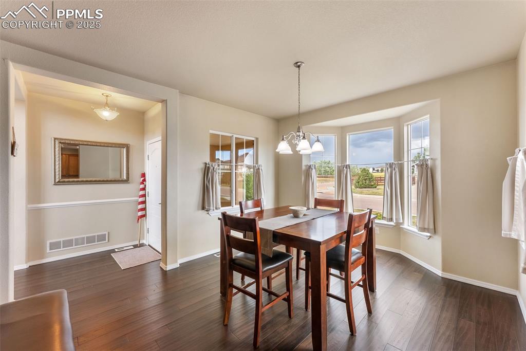 Image 9 of 50: Dining Area