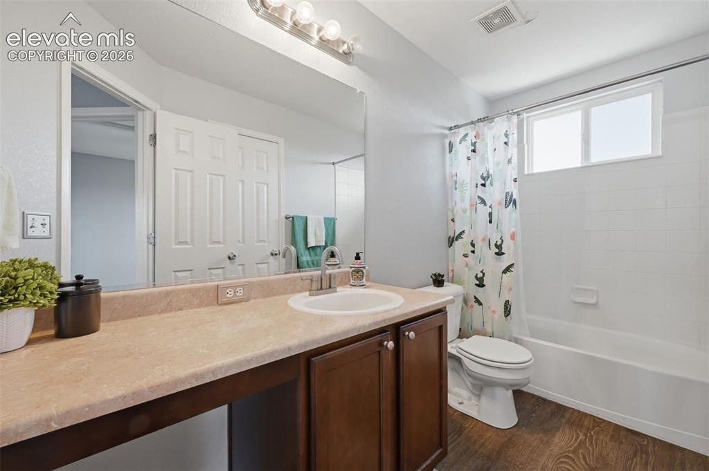 Image 22 of 29: Bathroom