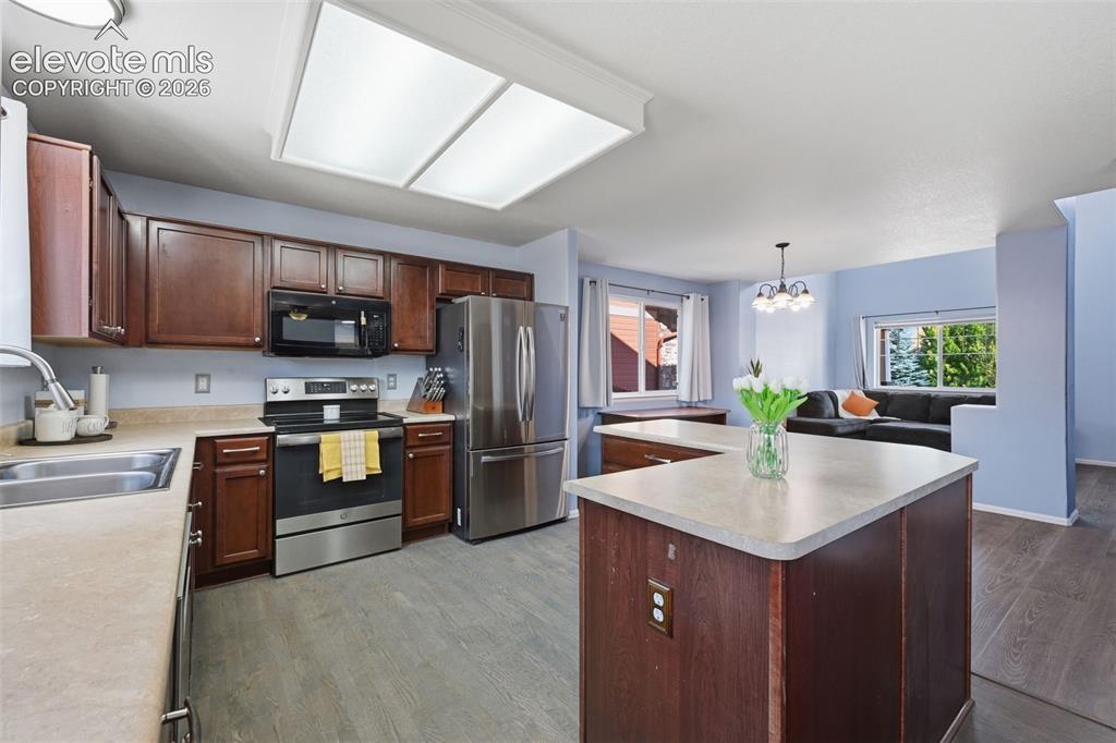 Image 9 of 29: Kitchen