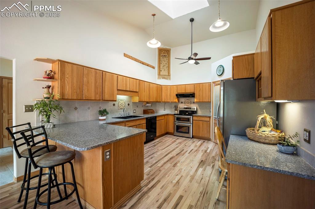 Image 14 of 50: Gorgeous cabinets, granite counters & SS appliances