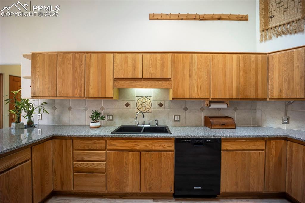 Image 15 of 50: Abundant counter and cabinet space