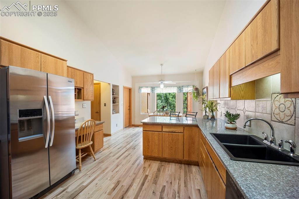 Image 16 of 50: Room for multiple chefs