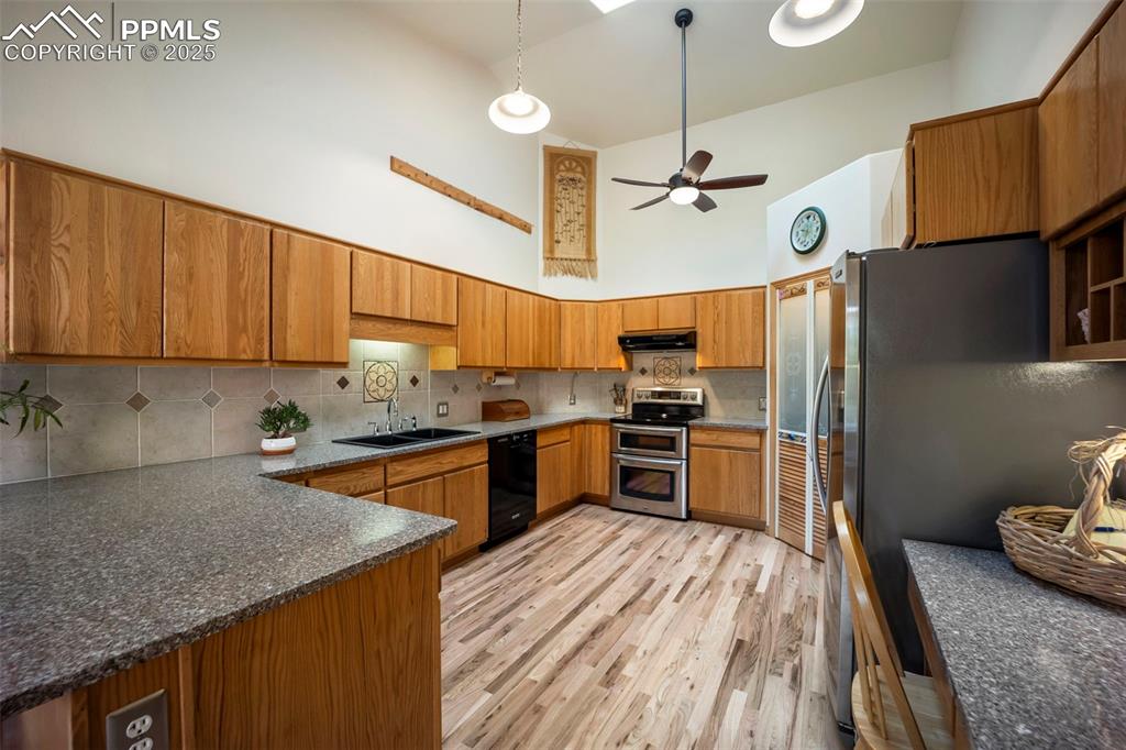 Image 18 of 50: So much space - and a pantry, too!