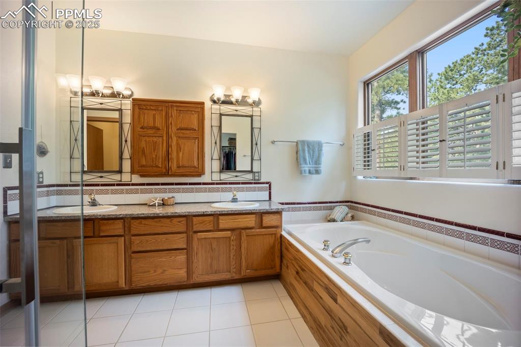 Image 21 of 50: Luxurious, updated 5- piece Primary Bath