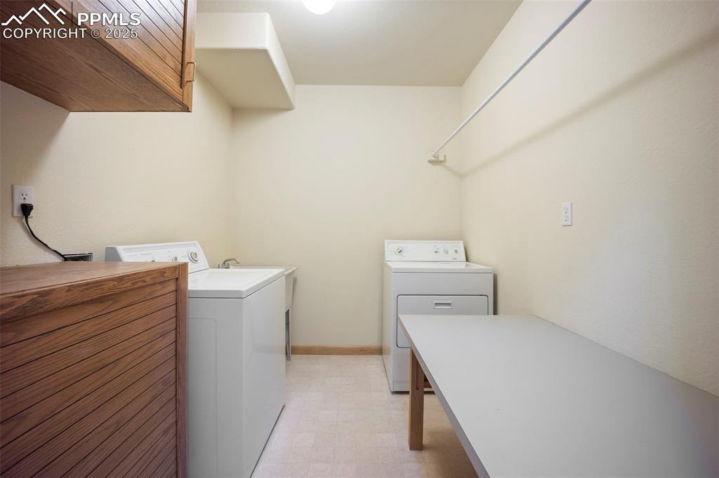 Image 41 of 50: Large Laundry Room