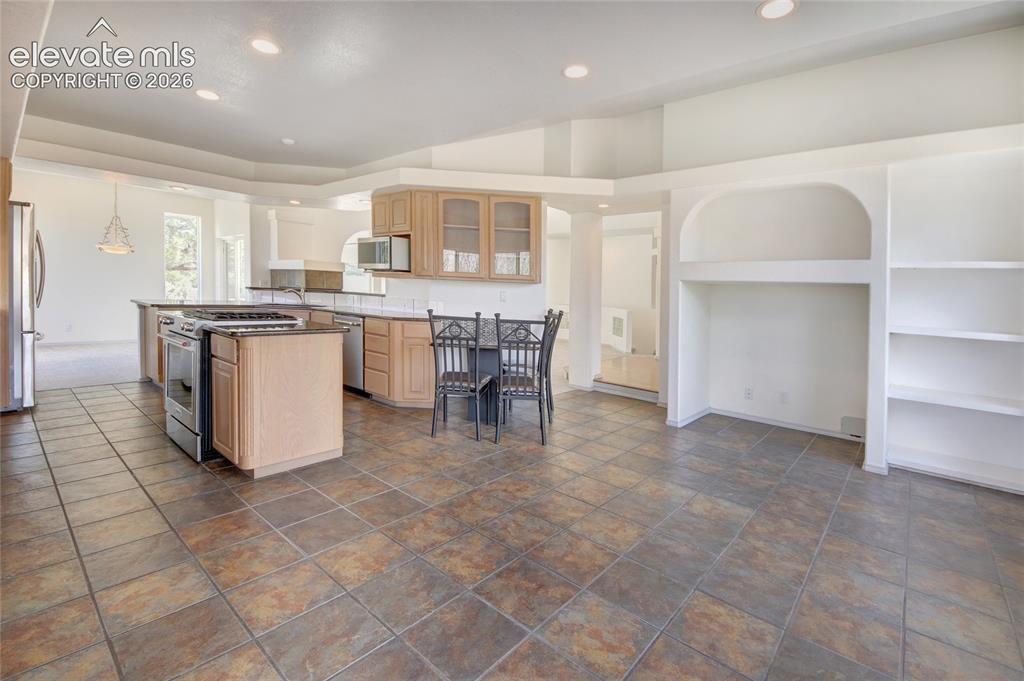 Image 10 of 50: Kitchen