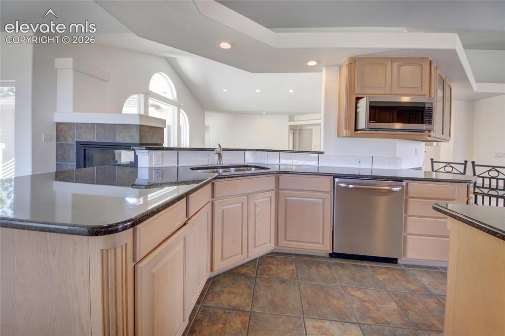 Image 7 of 50: Kitchen