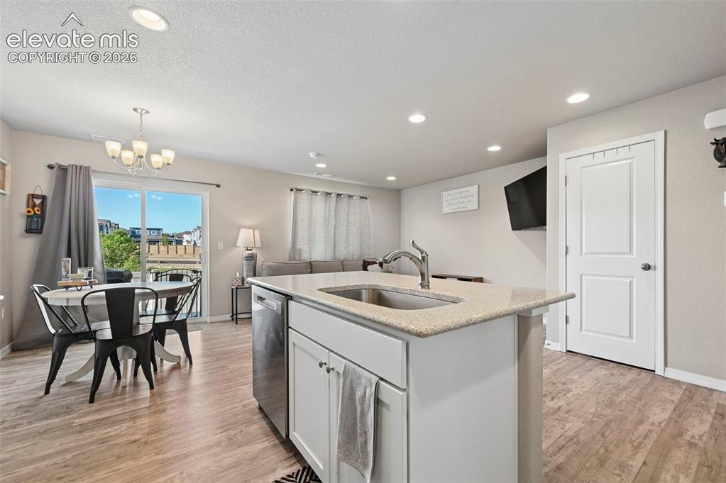 Image 15 of 30: Kitchen