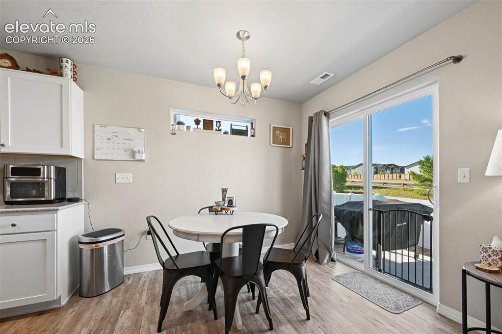 Image 16 of 30: Dining area