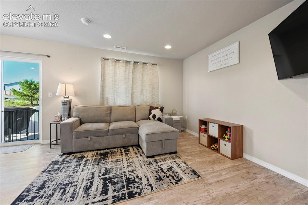 Image 19 of 30: Living room