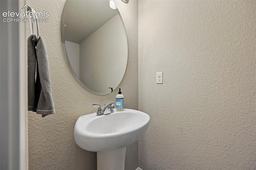 Image 21 of 30: Bathroom
