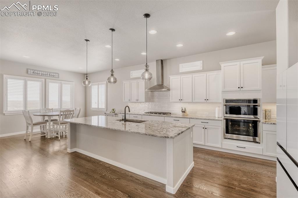 Image 16 of 44: Living Room