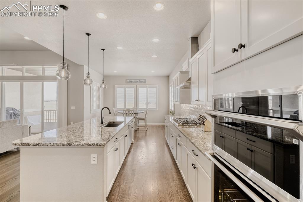 Image 20 of 44: Kitchen