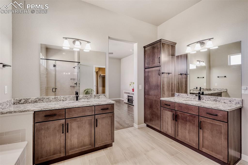 Image 26 of 44: Master Bedroom